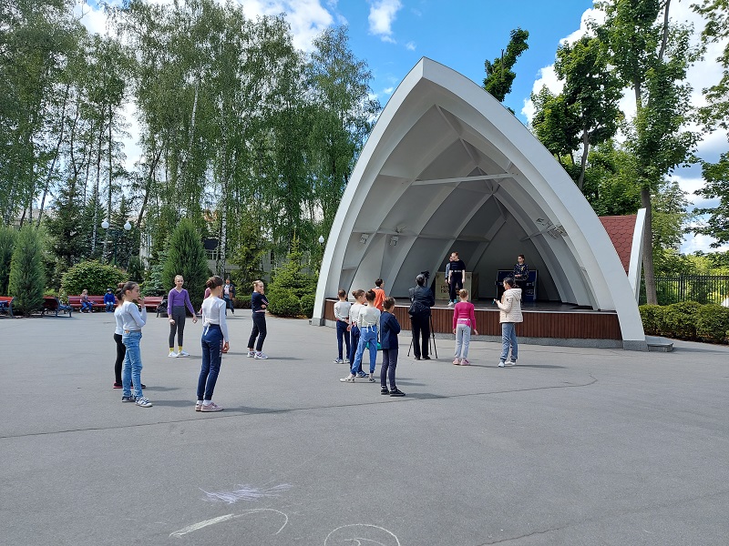 Вихованці хореографічної школи презентували флешмоб до Дня захисту дітей