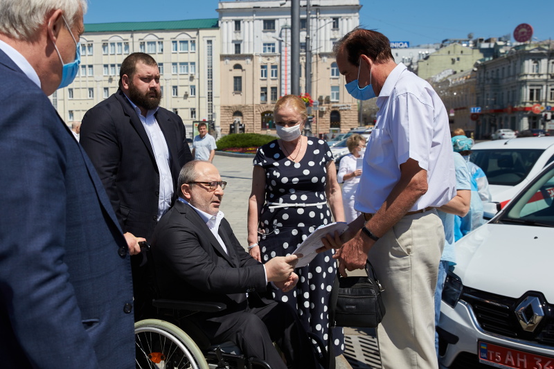 Геннадій Кернес передав медикам нові автомобілі для забору аналізів на COVID-19