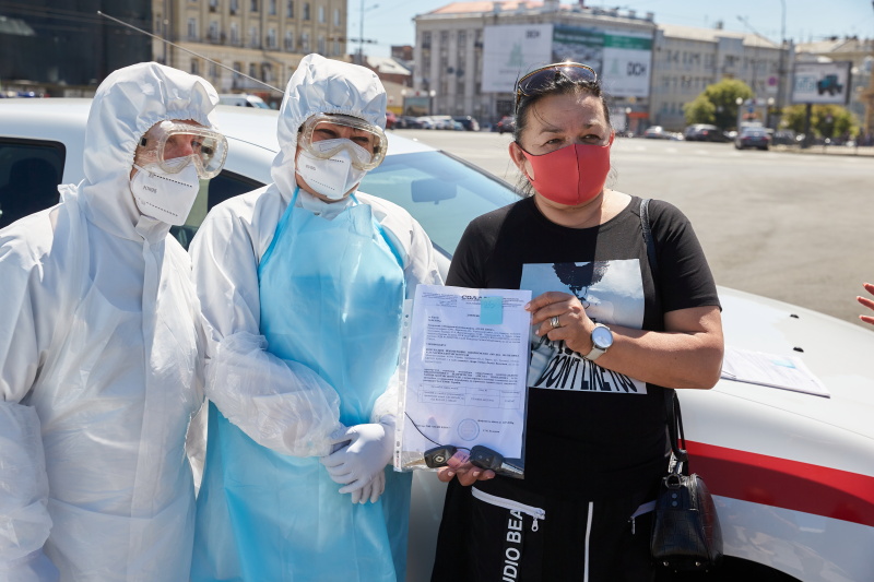 Геннадій Кернес передав медикам нові автомобілі для забору аналізів на COVID-19
