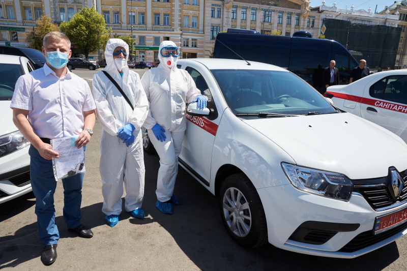 Геннадій Кернес передав медикам нові автомобілі для забору аналізів на COVID-19