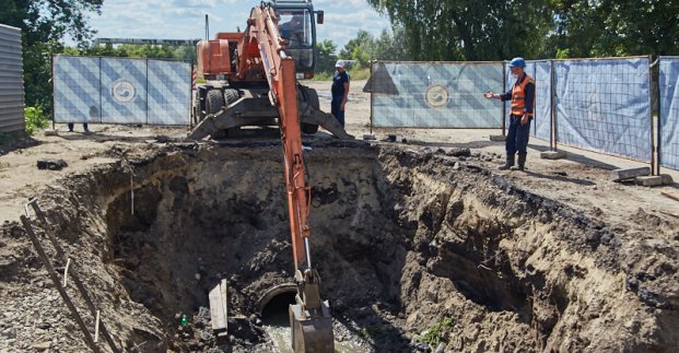 На Салтівці ремонтують метровий каналізаційний колектор