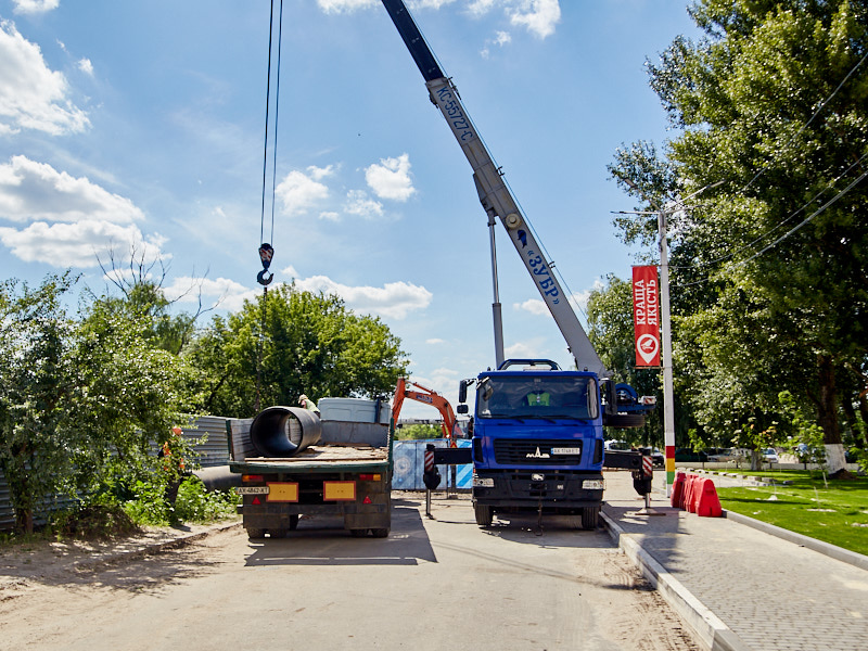 На Салтівці ремонтують метровий каналізаційний колектор