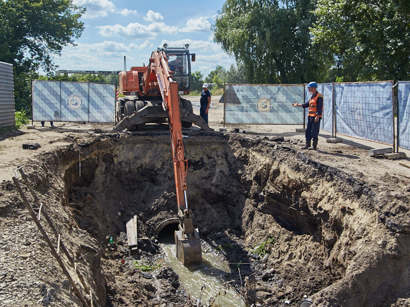 На Салтівці ремонтують метровий каналізаційний колектор