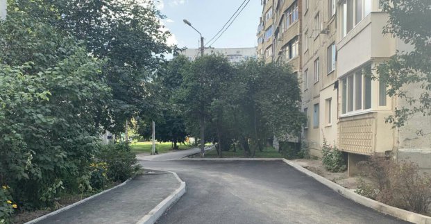 У Шевченківському районі переклали асфальт у подвір'ях 21 будинку