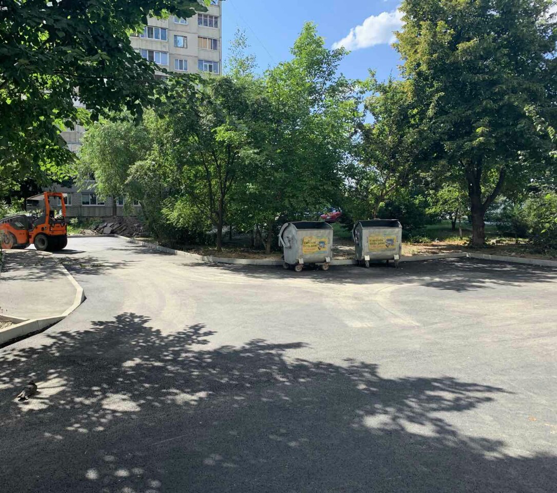 У Шевченківському районі переклали асфальт у подвір'ях 21 будинку
