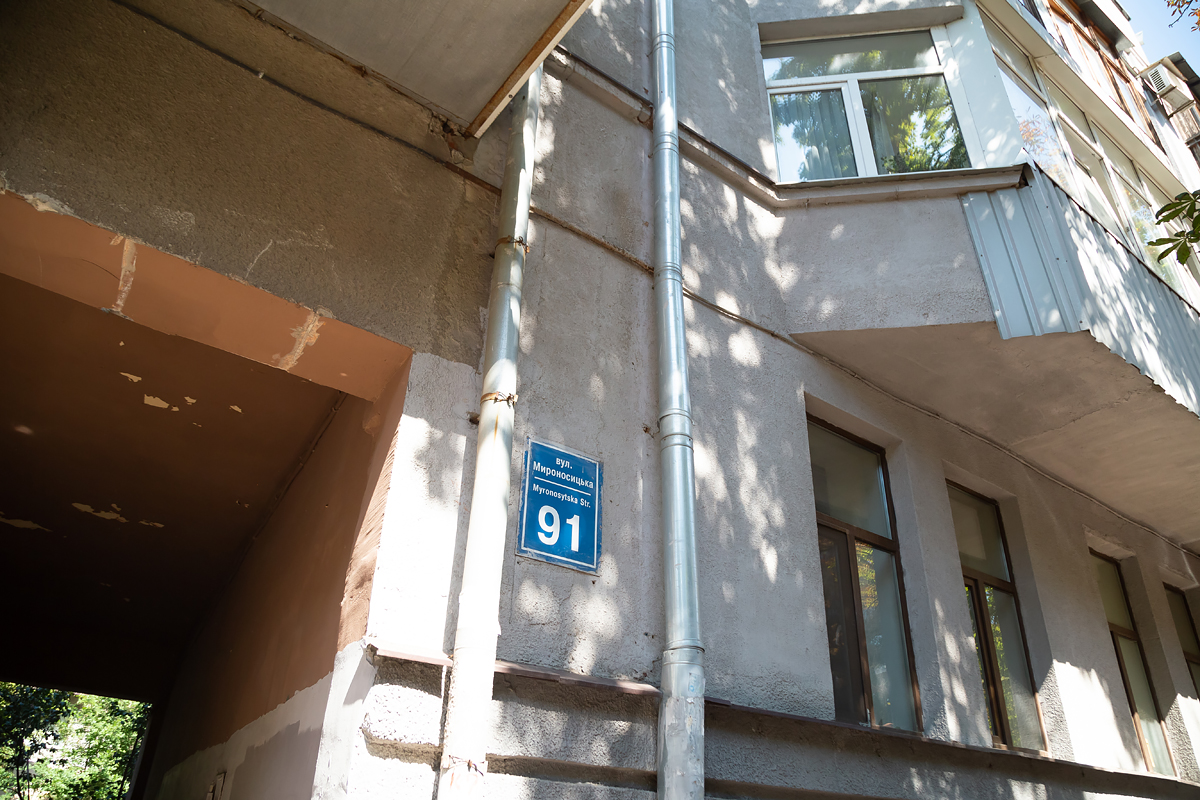 У Харкові продовжують боротися з написами і рекламою наркотиків на будівлях