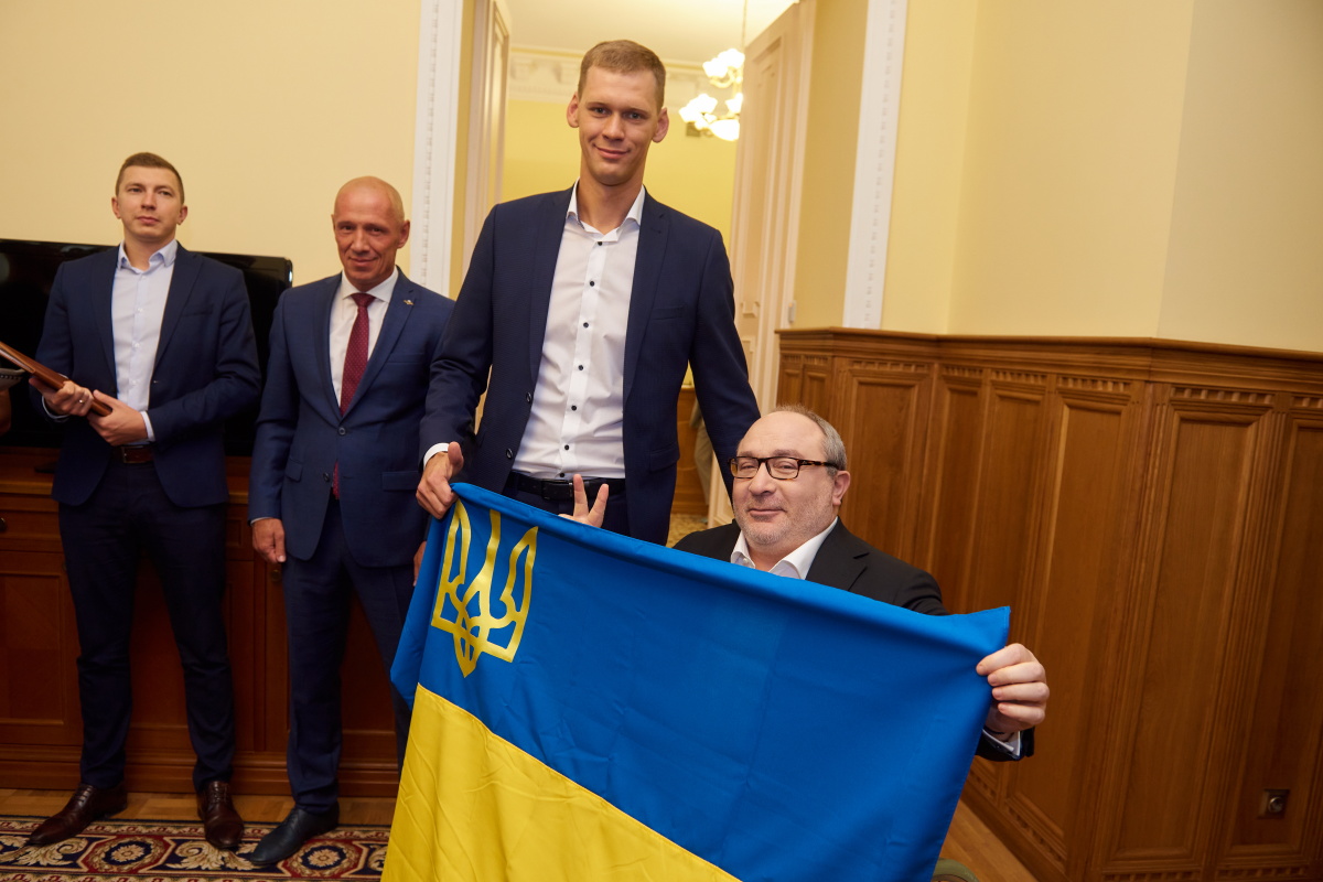 Геннадій Кернес побажав удачі харківським спортсменам, які планують переплисти Босфор