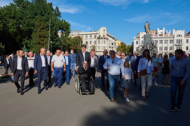 На площі Свободи відкрили оновлений сквер з унікальним фонтаном