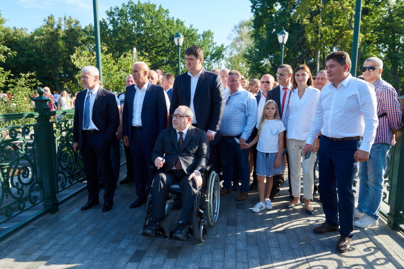 На площі Свободи відкрили оновлений сквер з унікальним фонтаном
