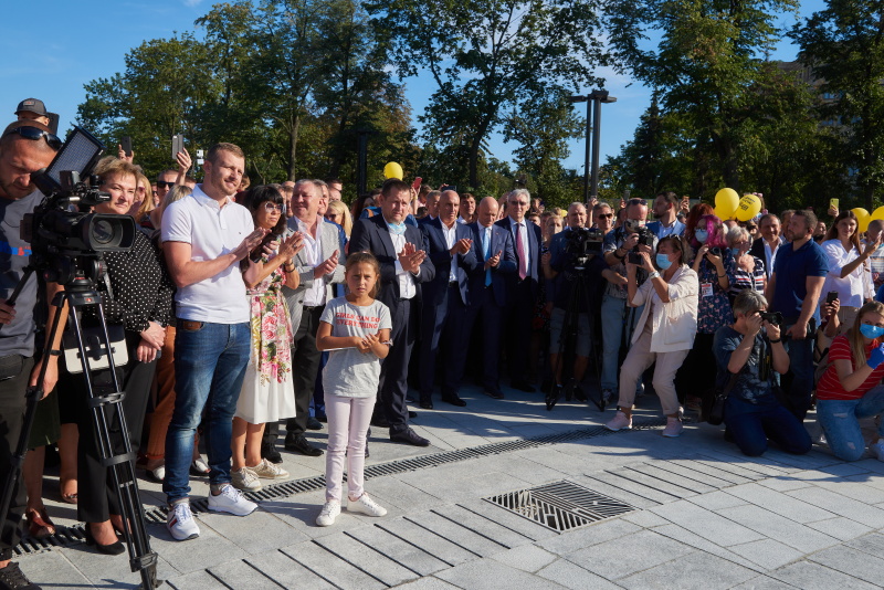 На площі Свободи відкрили оновлений сквер з унікальним фонтаном