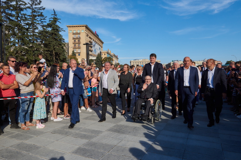 На площі Свободи відкрили оновлений сквер з унікальним фонтаном