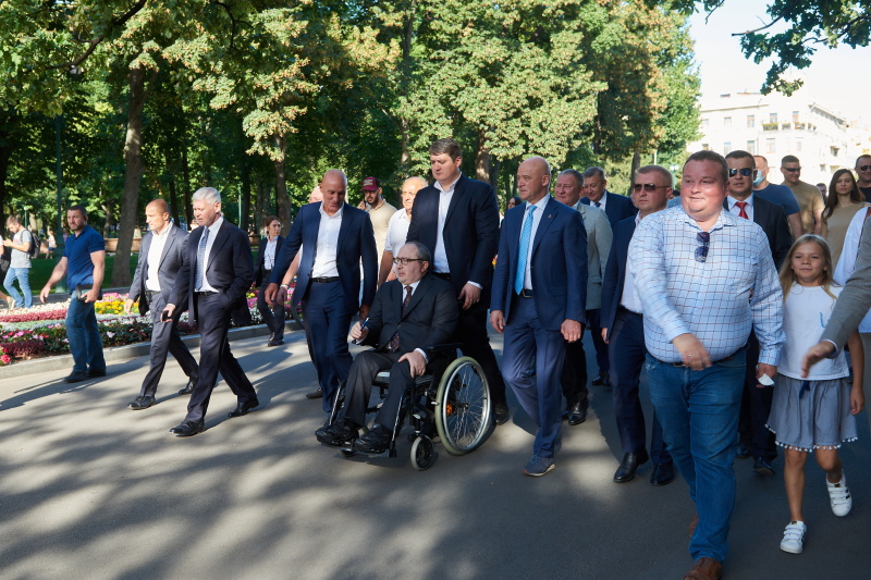 На площі Свободи відкрили оновлений сквер з унікальним фонтаном