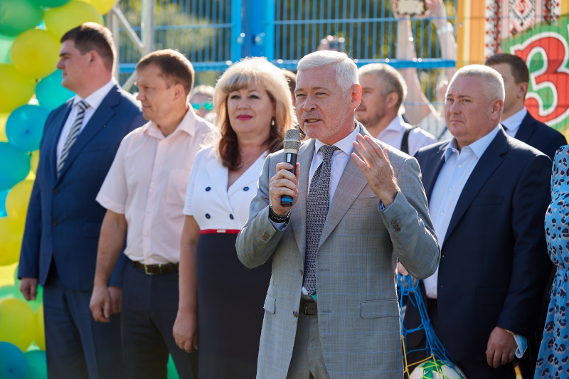 Ігор Терехов відкрив у двох школах нові стадіони