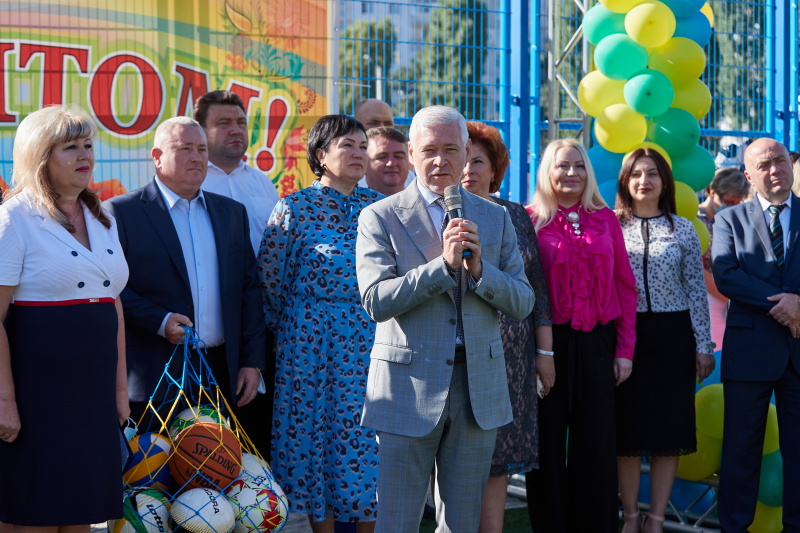 Ігор Терехов відкрив у двох школах нові стадіони