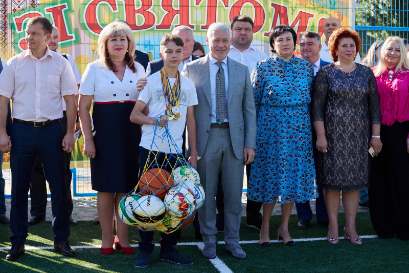 Ігор Терехов відкрив у двох школах нові стадіони