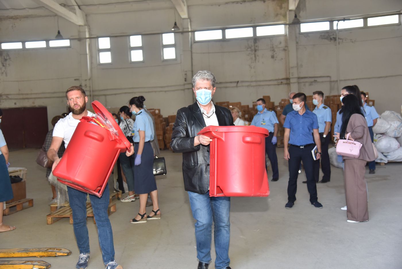 Харківським лікарням передали гуманітарну допомогу для боротьби з коронавірусом