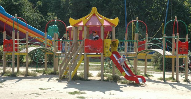 У місті продовжують ремонтувати дитячі та спортивні майданчики