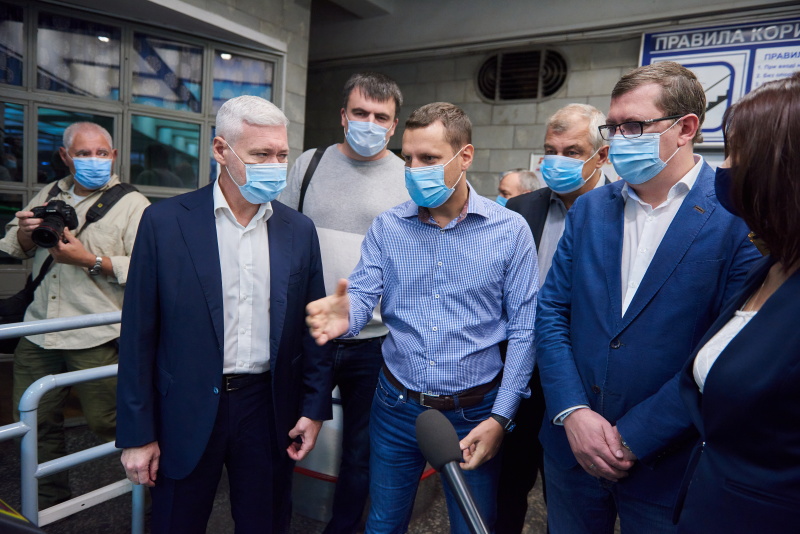 У Харкові вводять оплату проїзду в метро банківськими картами