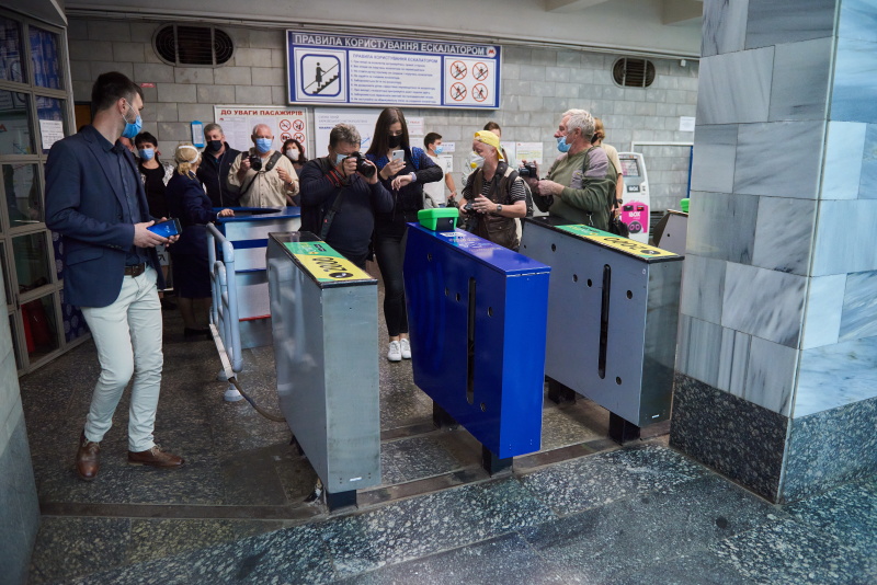 У Харкові вводять оплату проїзду в метро банківськими картами