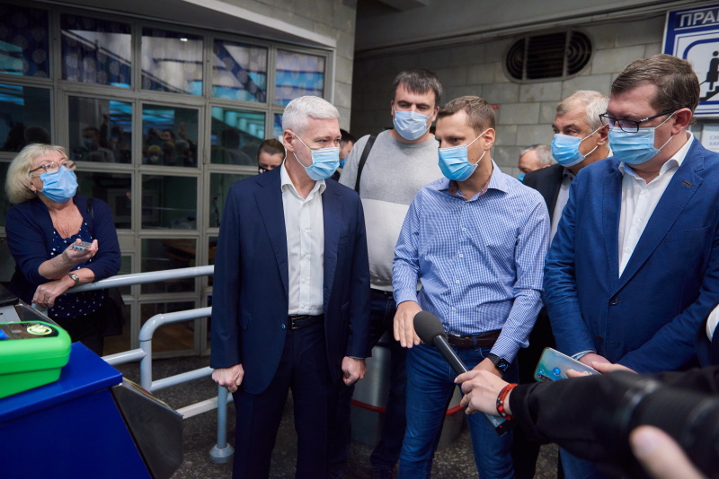 У Харкові вводять оплату проїзду в метро банківськими картами
