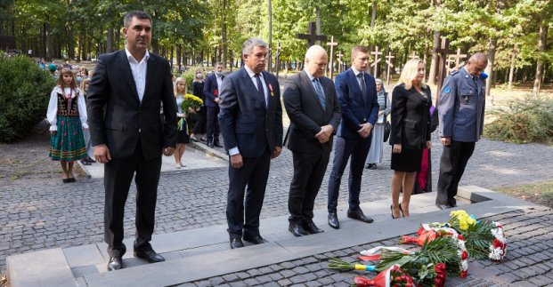 До Меморіалу жертвам тоталітаризму поклали квіти