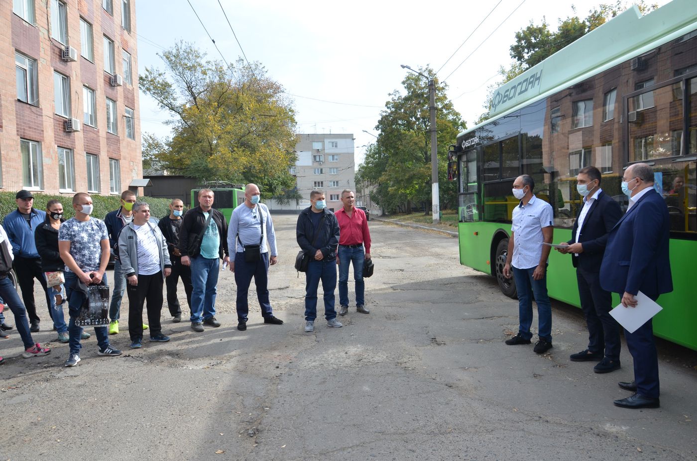 На навчальних курсах водіїв вчать керувати тролейбусами з автономним ходом