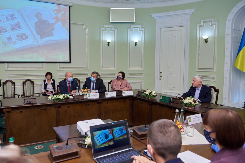 Кращим педагогам Харкова вручили грамоти міської ради