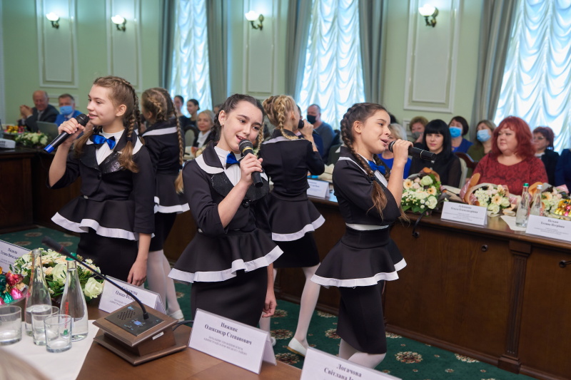 Кращим педагогам Харкова вручили грамоти міської ради