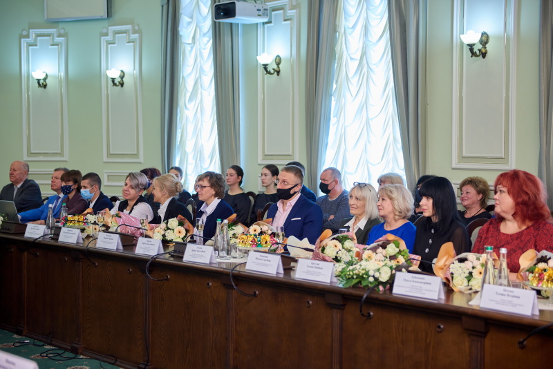 Кращим педагогам Харкова вручили грамоти міської ради