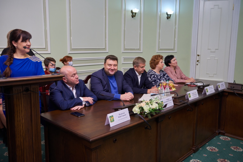 Ігор Терехов привітав учителів Холодногірського та Новобаварського районів із прийдешнім святом