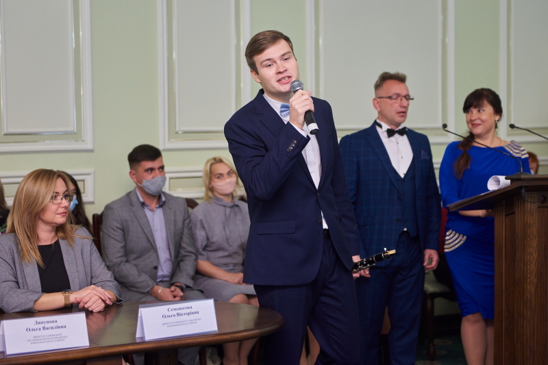Ігор Терехов привітав учителів Холодногірського та Новобаварського районів із прийдешнім святом