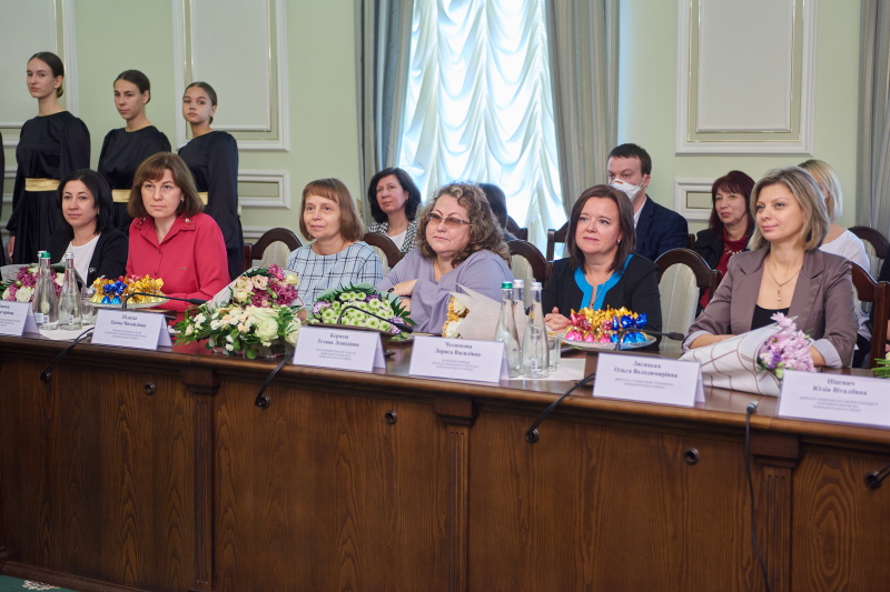 Ігор Терехов привітав учителів Холодногірського та Новобаварського районів із прийдешнім святом