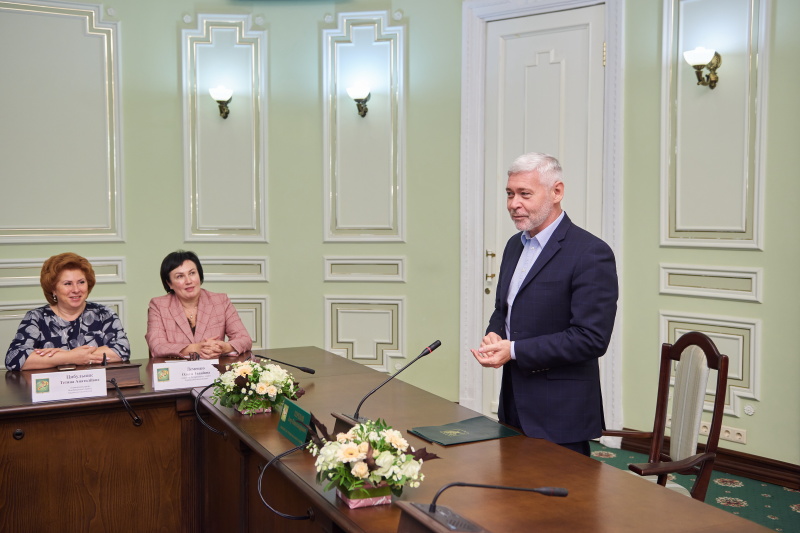 Ігор Терехов привітав учителів Холодногірського та Новобаварського районів із прийдешнім святом