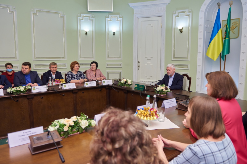 Ігор Терехов привітав учителів Холодногірського та Новобаварського районів із прийдешнім святом