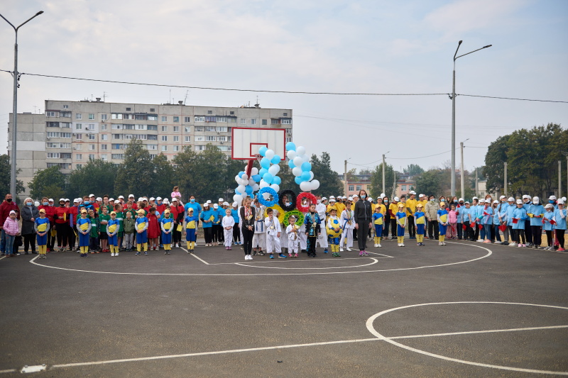 У школі №61 відкрили реконструйований стадіон
