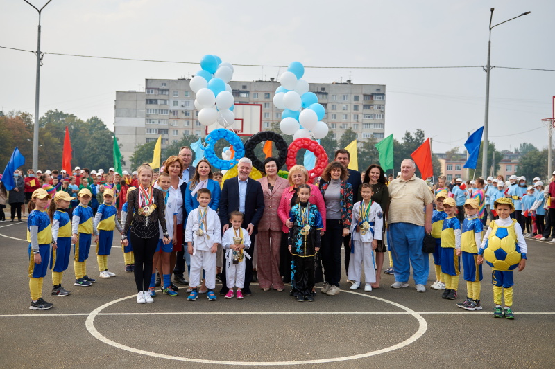 У школі №61 відкрили реконструйований стадіон
