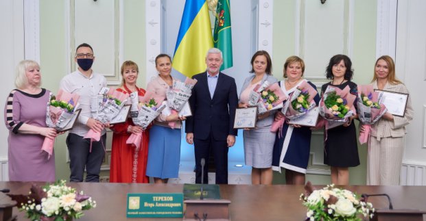 У міській раді нагородили вчителів Основ'янського і Слобідського районів
