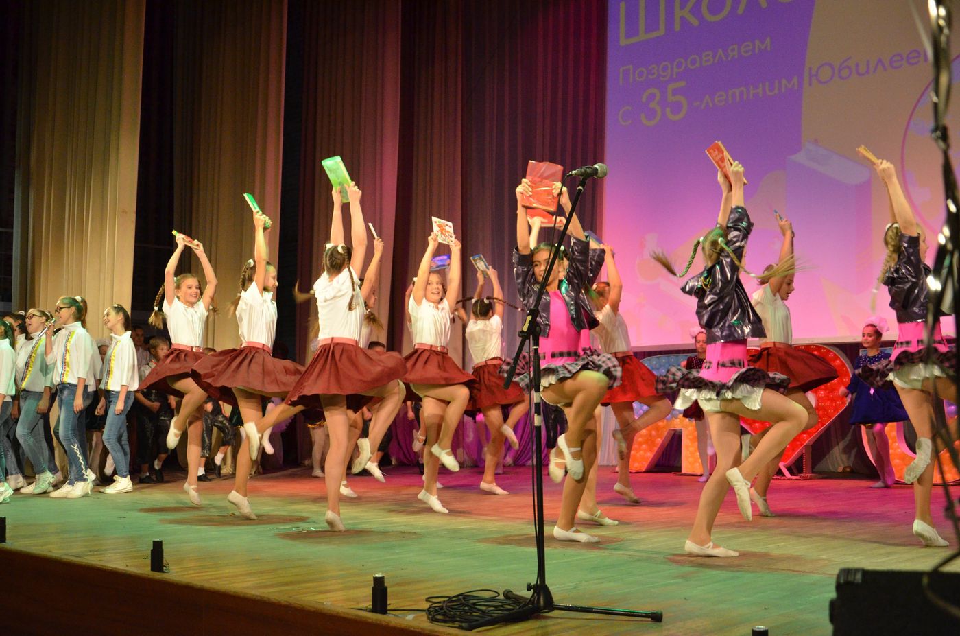 Найбільша школа Харкова відзначила 35-річчя