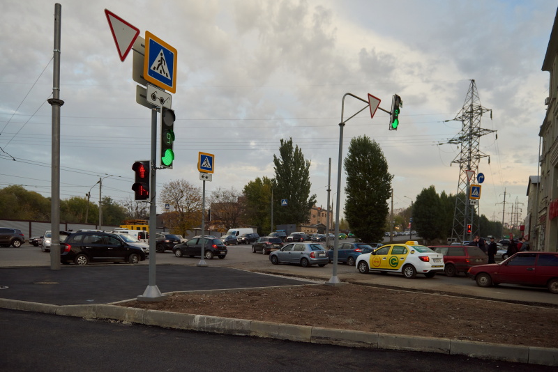 На перехресті перед Велозаводським мостом встановили світлофори