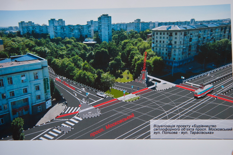На перехресті перед Велозаводським мостом встановили світлофори