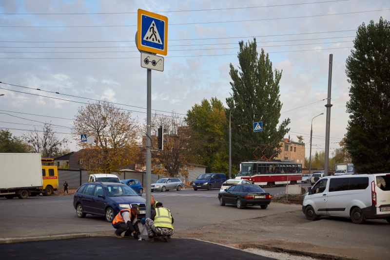 На перехресті перед Велозаводським мостом встановили світлофори
