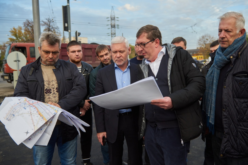 На перехресті перед Велозаводським мостом встановили світлофори
