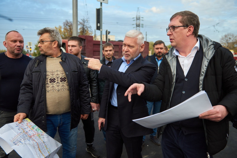 На перехресті перед Велозаводським мостом встановили світлофори
