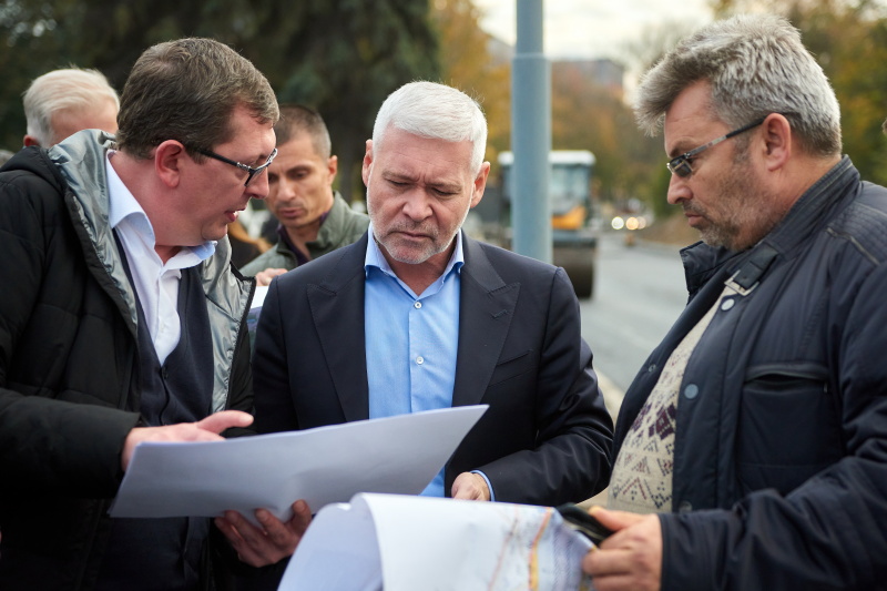 На перехресті перед Велозаводським мостом встановили світлофори
