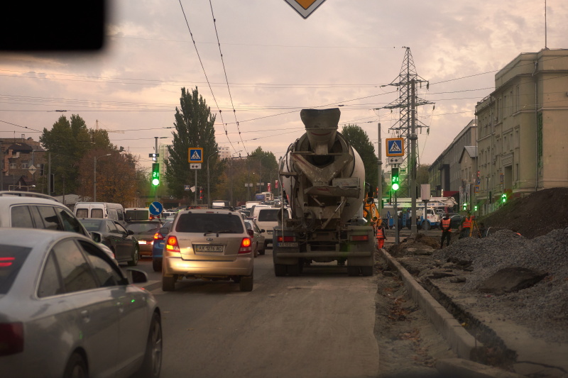 На перехресті перед Велозаводським мостом встановили світлофори