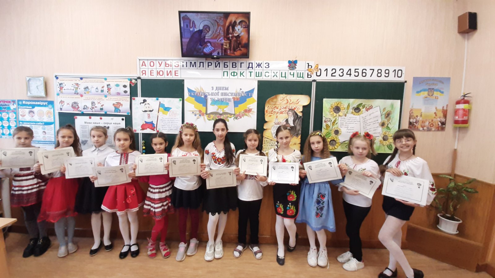 До Дня української писемності у харківських школах пройшов конкурс юних філологів