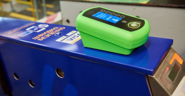 У метро продовжують встановлювати турнікети для оплати проїзду банківською картою