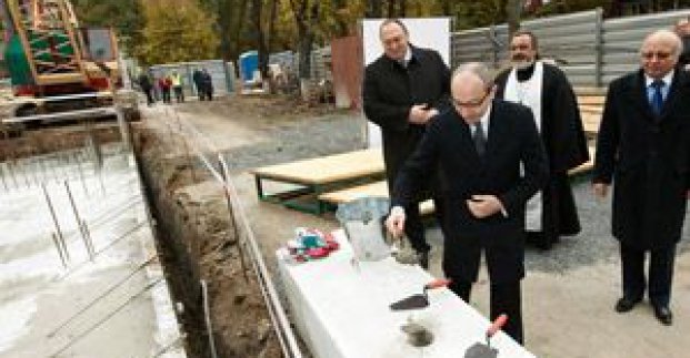 Біля економічного університету заклали капсулу з посланням майбутнім студентам