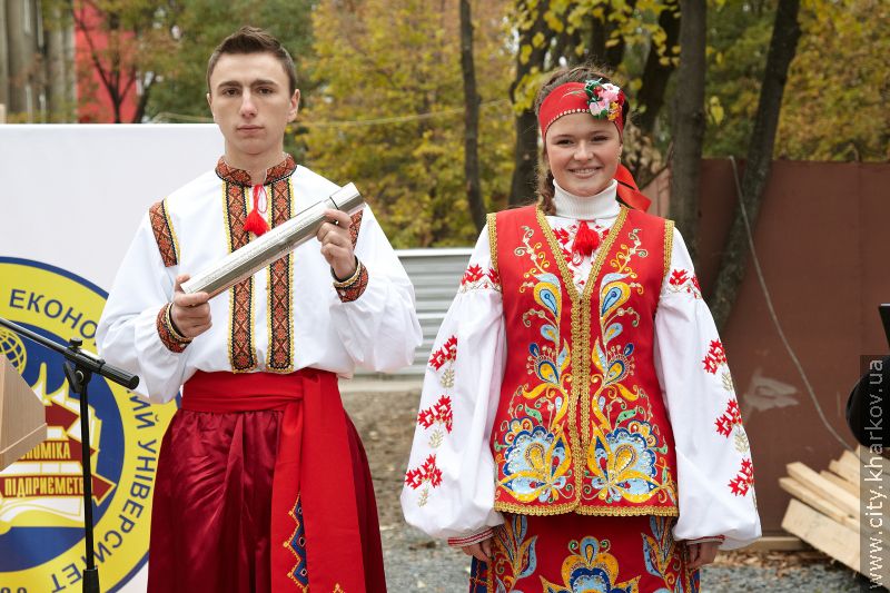 Біля економічного університету заклали капсулу з посланням майбутнім студентам