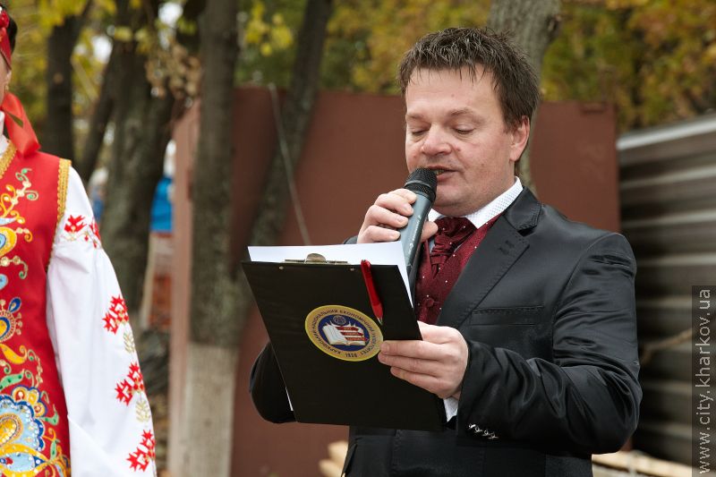 Біля економічного університету заклали капсулу з посланням майбутнім студентам
